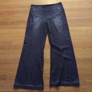 Lucy brand yoga pants with side zip.